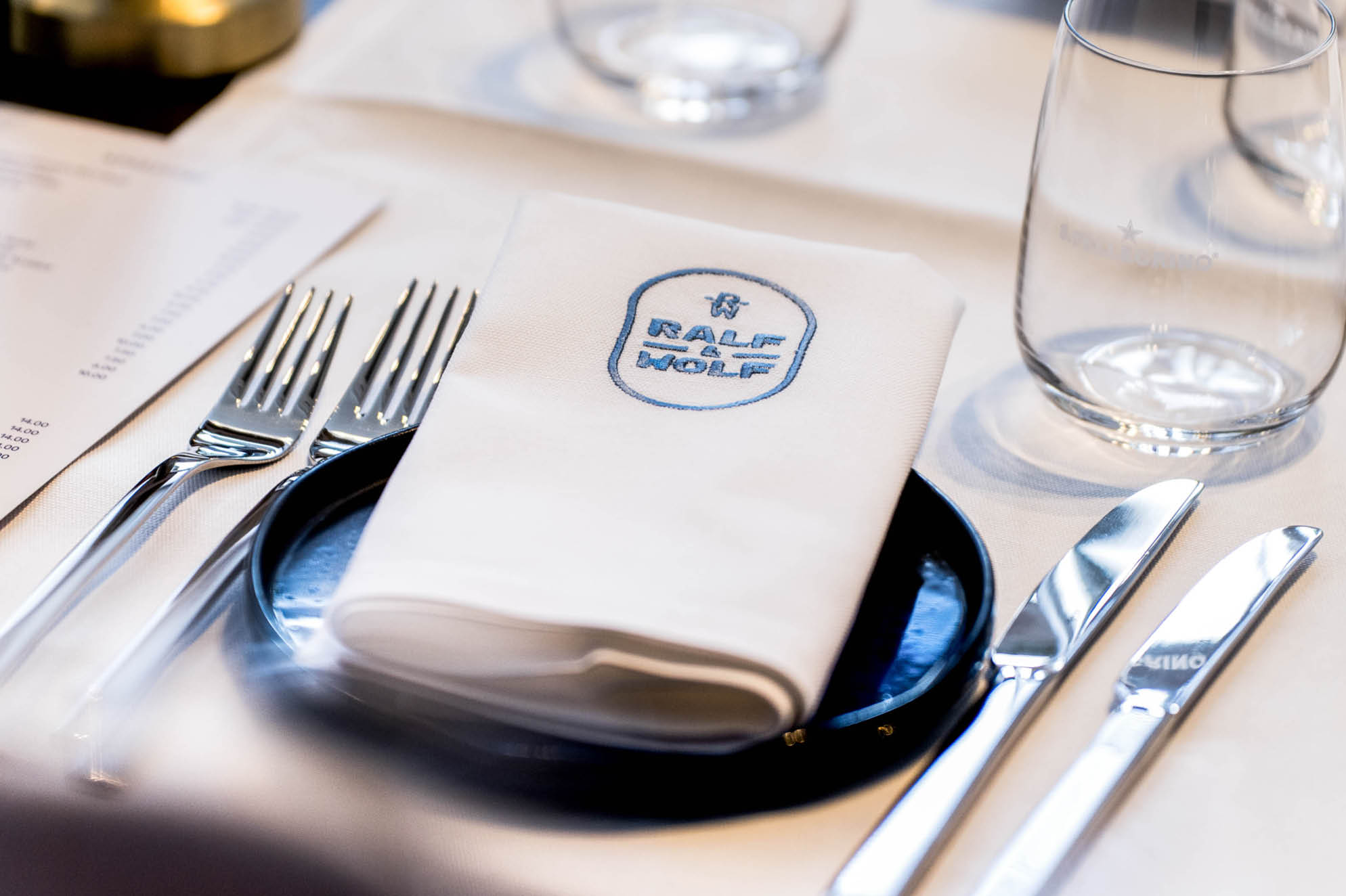 Ralf & Wolf logo on a napkin at the schnitzel atelier in Aalst, branding by Supermoon