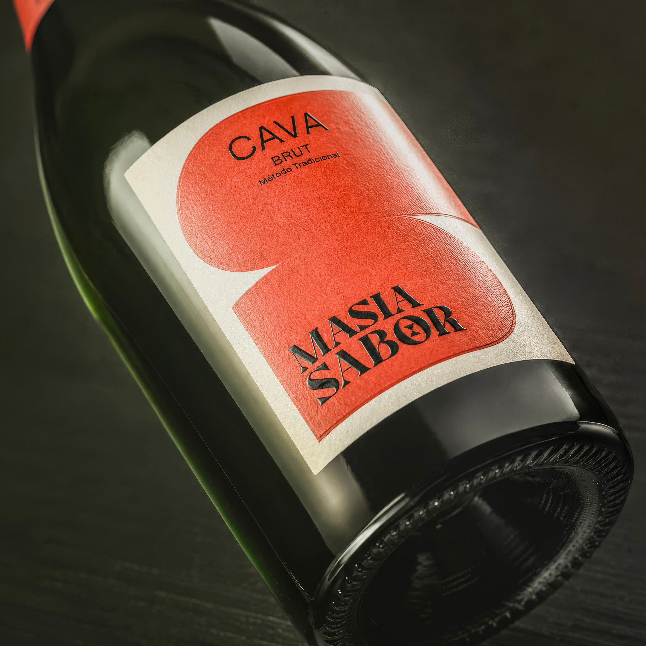 Close-up of the Masia Sabor cava bottle and label design