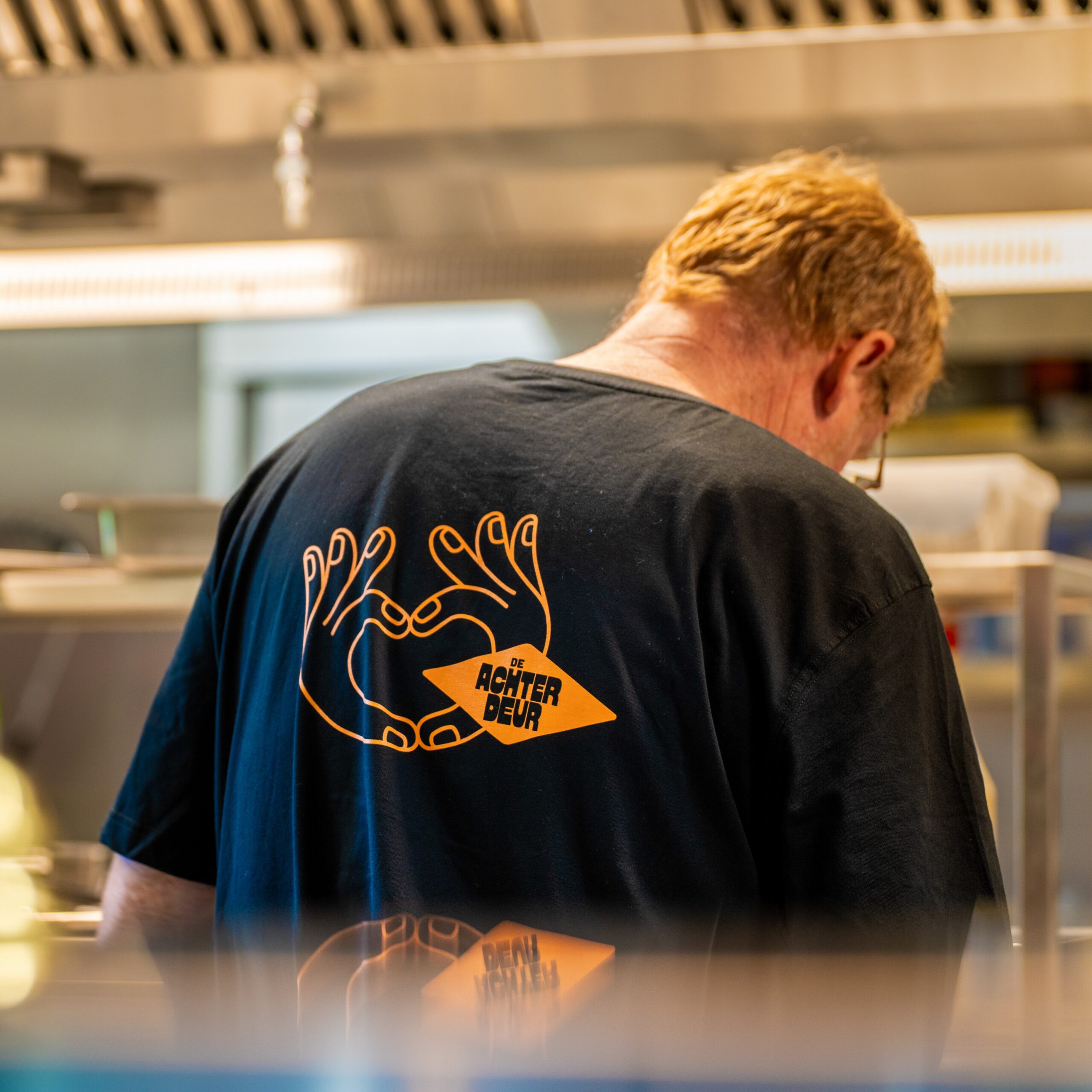 De Achterdeur staff t-shirt with illustrated hand logo