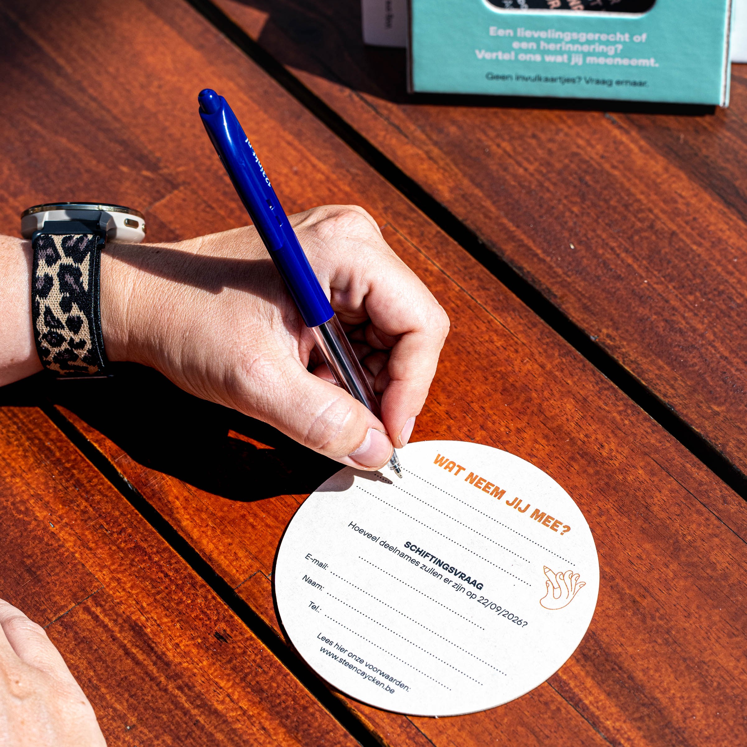 Guest filling in a card from the De Achterdeur teaser campaign