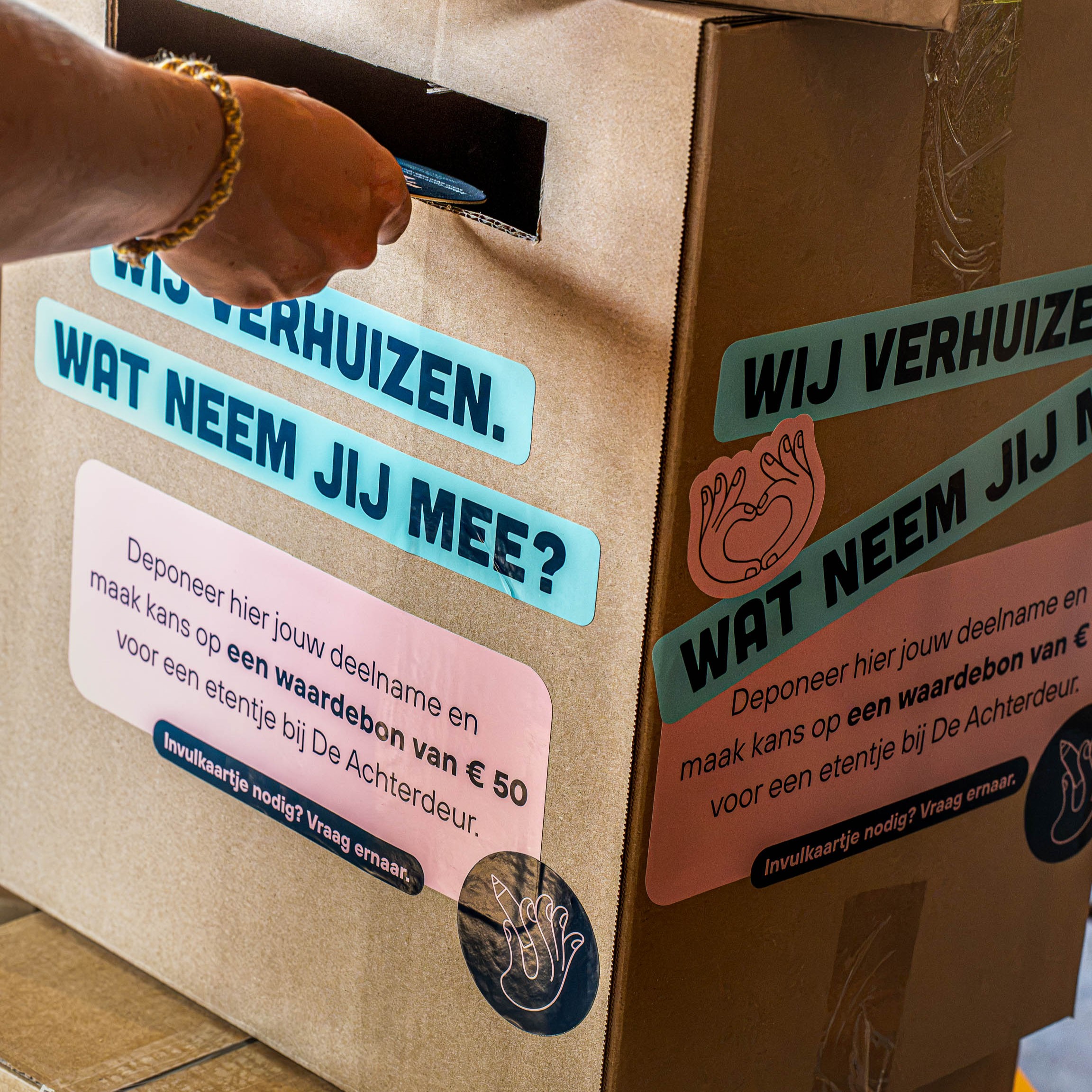 Teaser campaign moving box at 't Steencaycken announcing the move to De Achterdeur